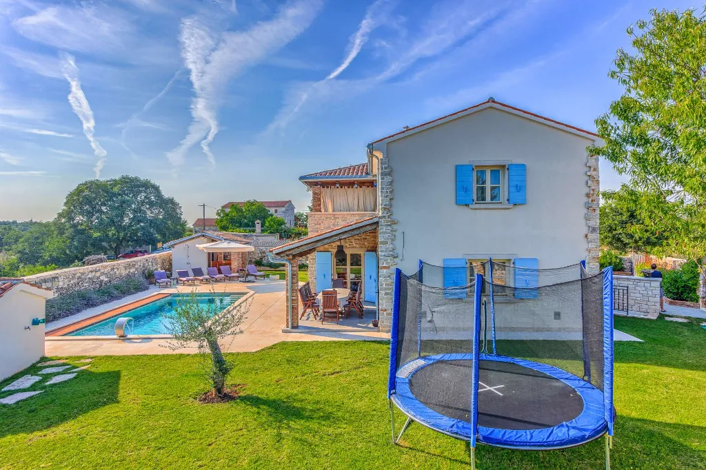 4-Bedroom Villa with Private Pool in Krmed