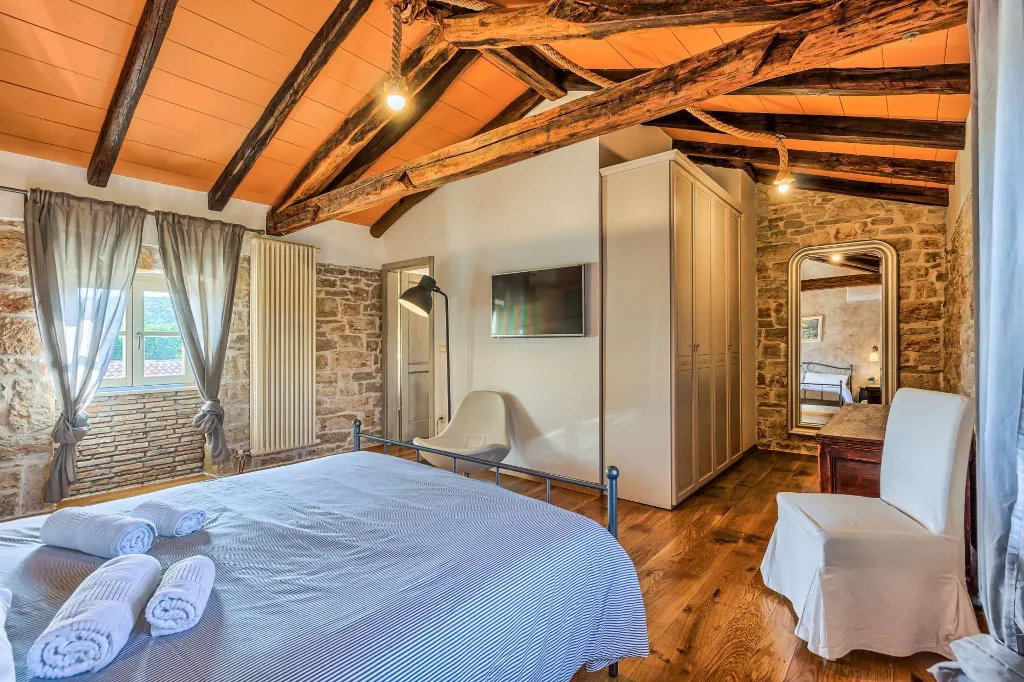 4-Bedroom Villa with Private Pool in Krmed