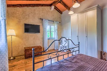 4-Bedroom Villa with Private Pool in Krmed