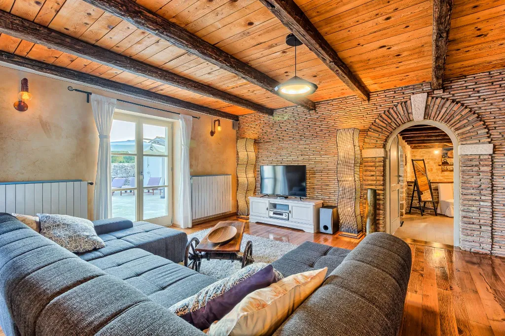4-Bedroom Villa with Private Pool in Krmed
