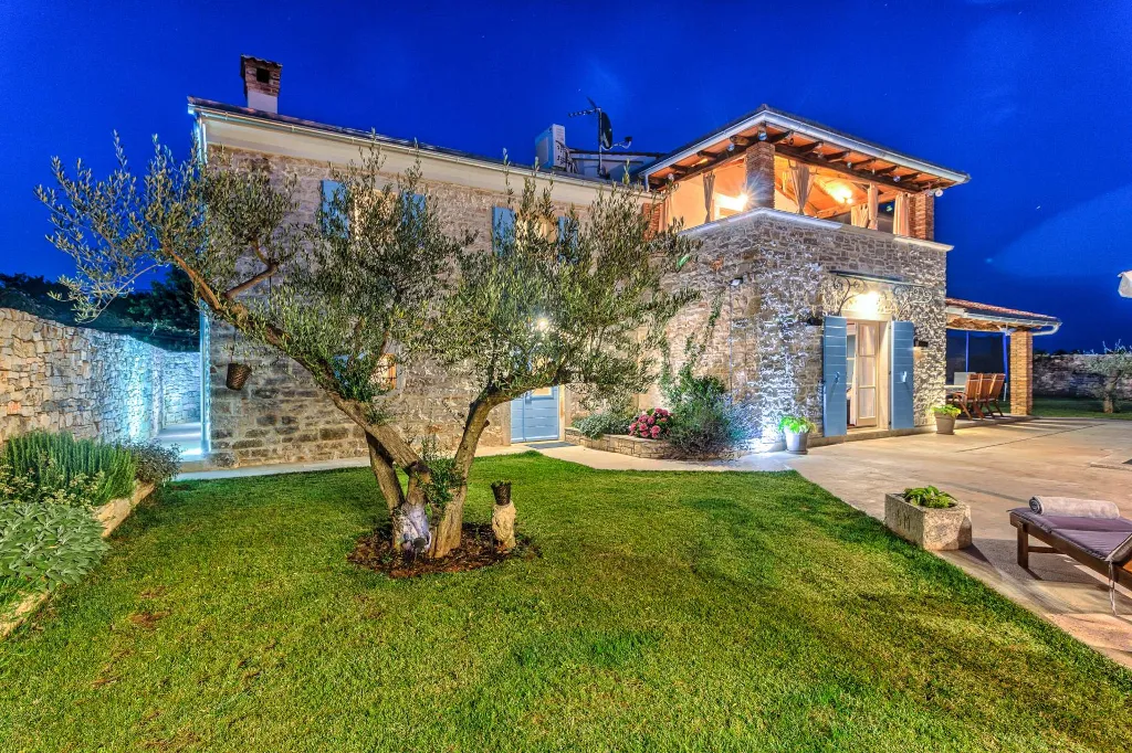 4-Bedroom Villa with Private Pool in Krmed