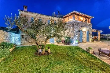 4-Bedroom Villa with Private Pool in Krmed