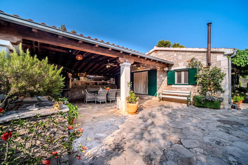 Stone Holiday House in Milna, Brač for 6 Guests