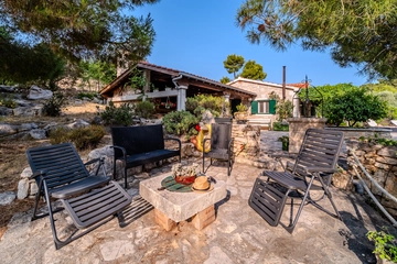 Stone Holiday House in Milna, Brač for 6 Guests