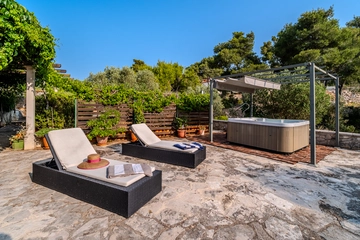 Stone Holiday House in Milna, Brač for 6 Guests