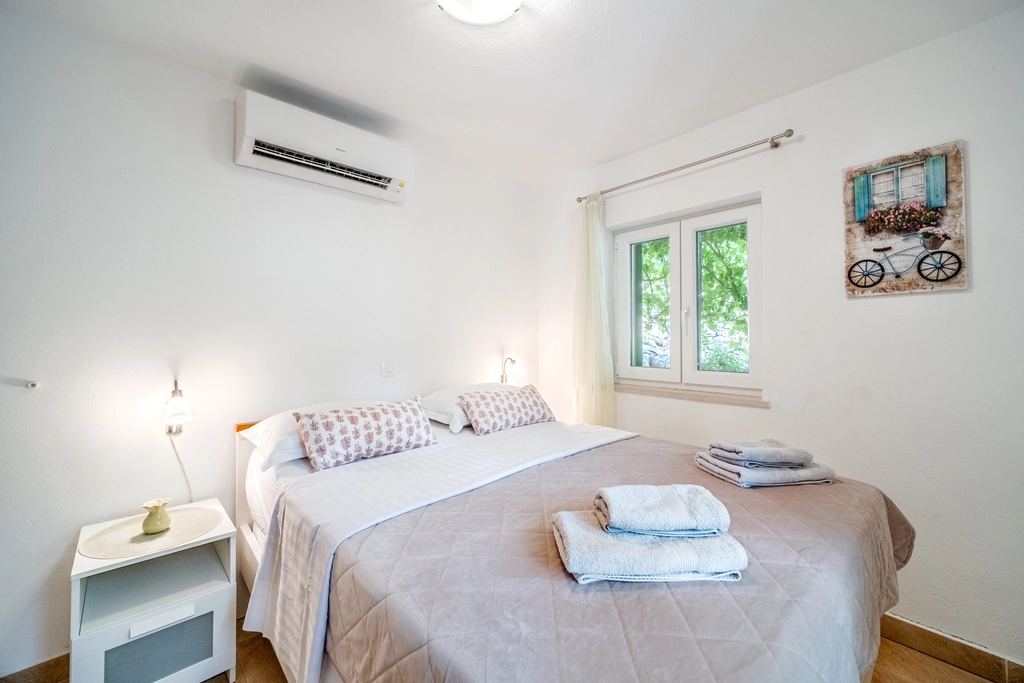 Stone Holiday House in Milna, Brač for 6 Guests