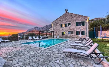 Dubravka 6-Bedroom Villa for Up to 16 Guests