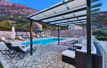 Dubravka 6-Bedroom Villa for Up to 16 Guests