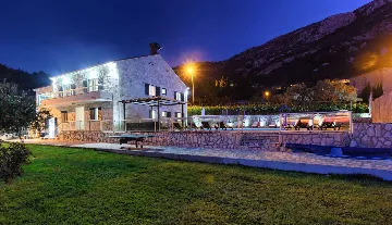 Dubravka 6-Bedroom Villa for Up to 16 Guests