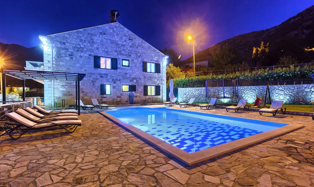 Dubravka 6-Bedroom Villa for Up to 16 Guests