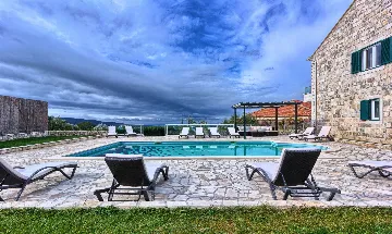Dubravka 6-Bedroom Villa for Up to 16 Guests