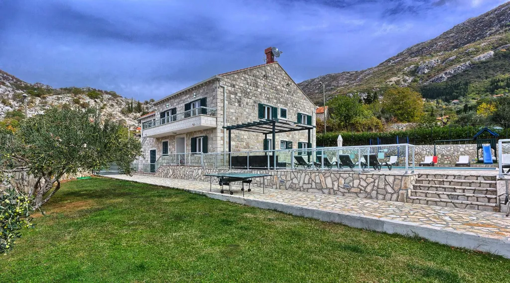 Dubravka 6-Bedroom Villa for Up to 16 Guests
