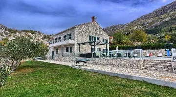 Dubravka 6-Bedroom Villa for Up to 16 Guests