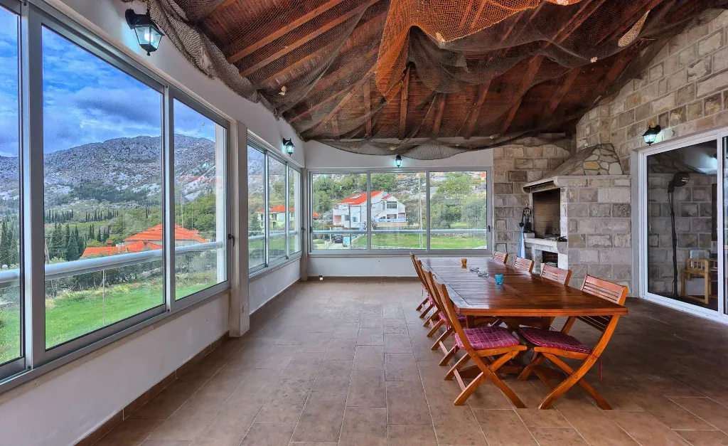 Dubravka 6-Bedroom Villa for Up to 16 Guests
