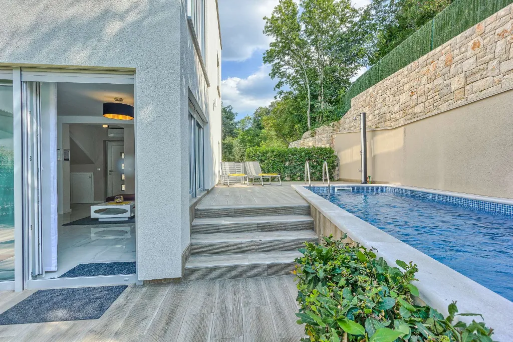 3-Bedroom Villa with Heated Pool in Malinska