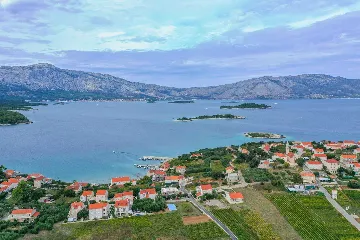 Six-Bedroom Villa for 12 Guests in Lumbarda