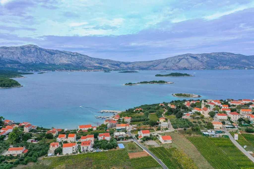 Six-Bedroom Villa for 12 Guests in Lumbarda