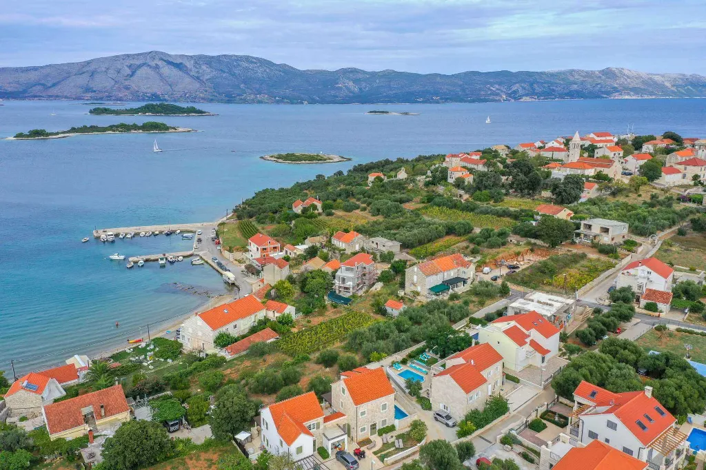 Six-Bedroom Villa for 12 Guests in Lumbarda