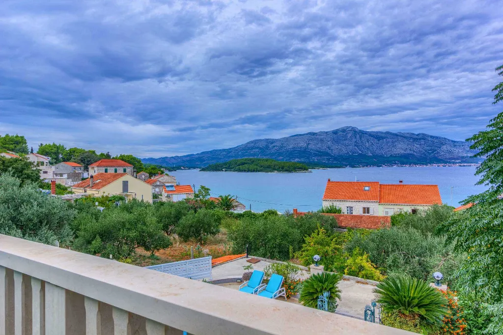 Six-Bedroom Villa for 12 Guests in Lumbarda