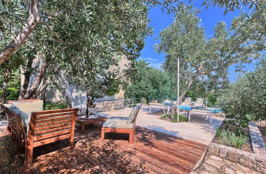 Podobuce 6-Bedroom Villa for 12 with Heated Pool