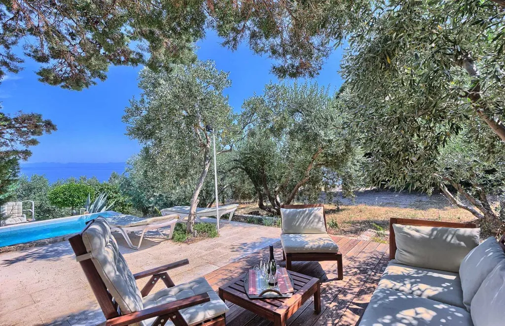 Podobuce 6-Bedroom Villa for 12 with Heated Pool