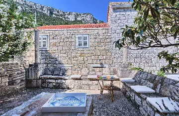 Podobuce 6-Bedroom Villa for 12 with Heated Pool