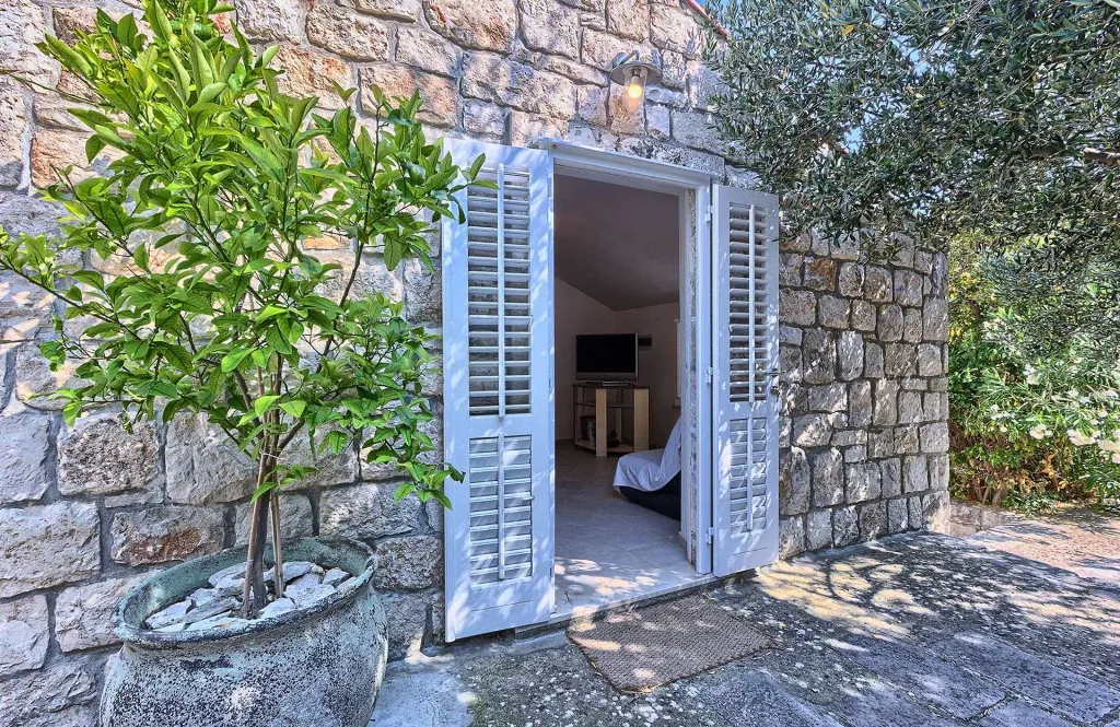 Podobuce 6-Bedroom Villa for 12 with Heated Pool