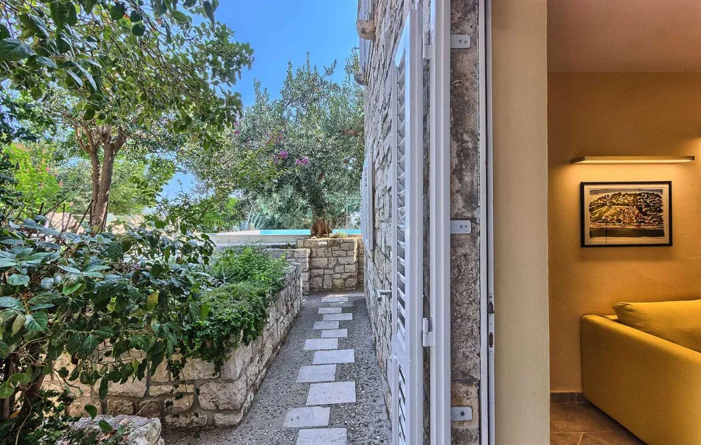 Podobuce 6-Bedroom Villa for 12 with Heated Pool