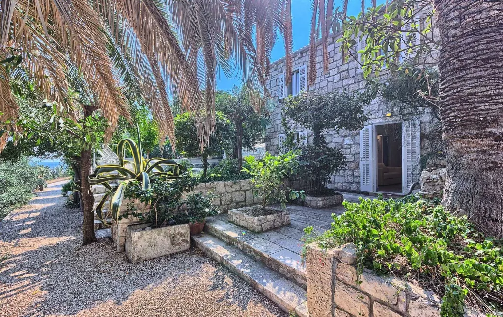 Podobuce 6-Bedroom Villa for 12 with Heated Pool