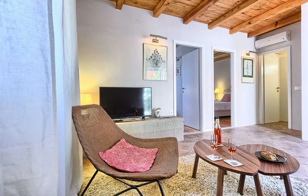 Podobuce 6-Bedroom Villa for 12 with Heated Pool