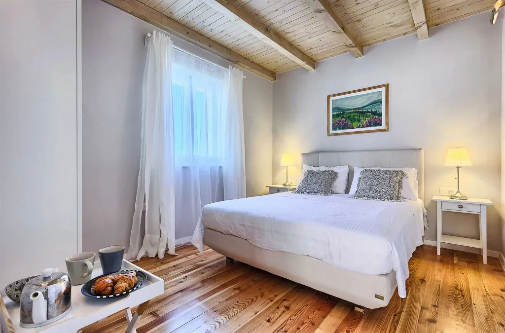 Podobuce 6-Bedroom Villa for 12 with Heated Pool