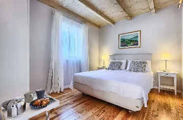 Podobuce 6-Bedroom Villa for 12 with Heated Pool