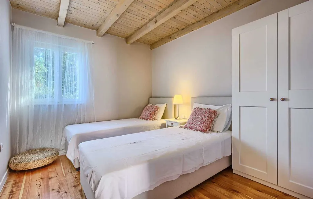 Podobuce 6-Bedroom Villa for 12 with Heated Pool