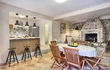 Podobuce 6-Bedroom Villa for 12 with Heated Pool