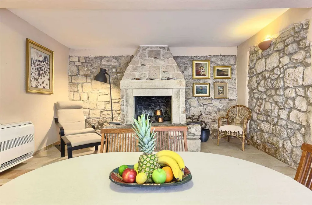 Podobuce 6-Bedroom Villa for 12 with Heated Pool