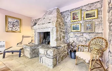 Podobuce 6-Bedroom Villa for 12 with Heated Pool