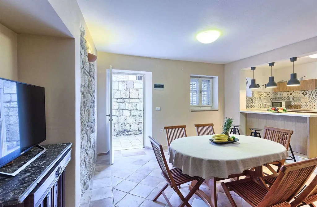 Podobuce 6-Bedroom Villa for 12 with Heated Pool