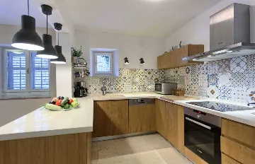 Podobuce 6-Bedroom Villa for 12 with Heated Pool