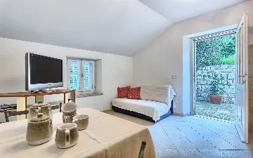 Podobuce 6-Bedroom Villa for 12 with Heated Pool