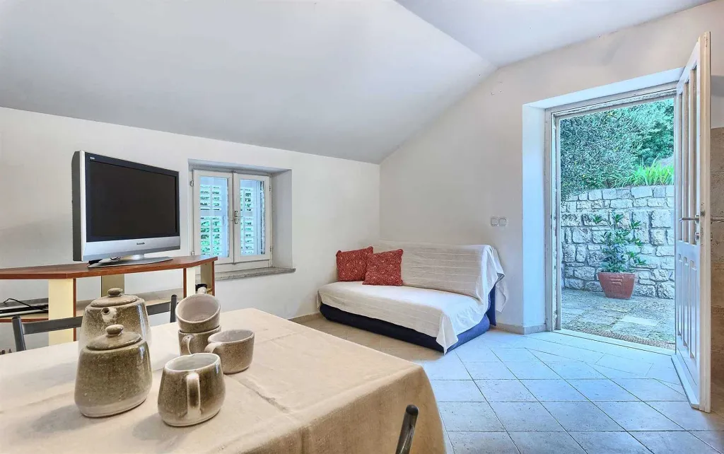 Podobuce 6-Bedroom Villa for 12 with Heated Pool
