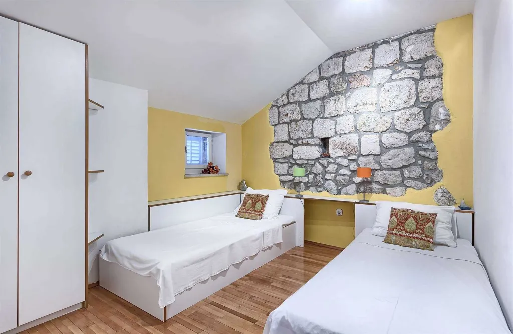 Podobuce 6-Bedroom Villa for 12 with Heated Pool