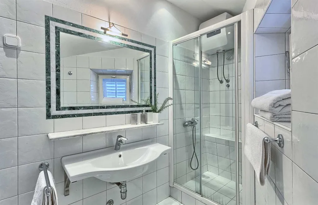 Podobuce 6-Bedroom Villa for 12 with Heated Pool