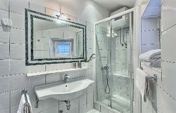 Podobuce 6-Bedroom Villa for 12 with Heated Pool