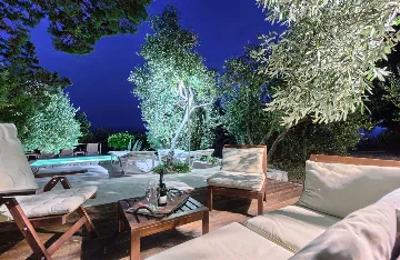 Podobuce 6-Bedroom Villa for 12 with Heated Pool