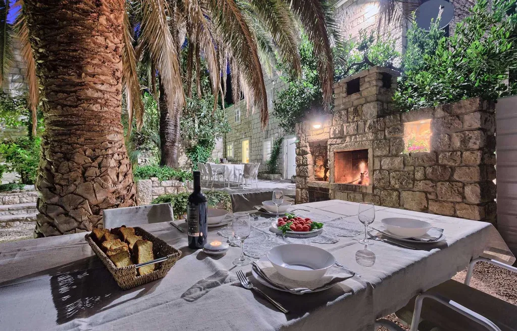 Podobuce 6-Bedroom Villa for 12 with Heated Pool