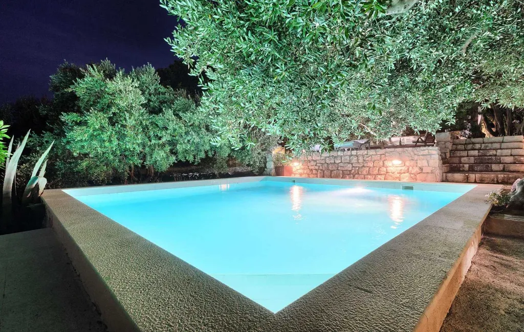 Podobuce 6-Bedroom Villa for 12 with Heated Pool