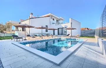 4-Bedroom Villa in Buje with Pool