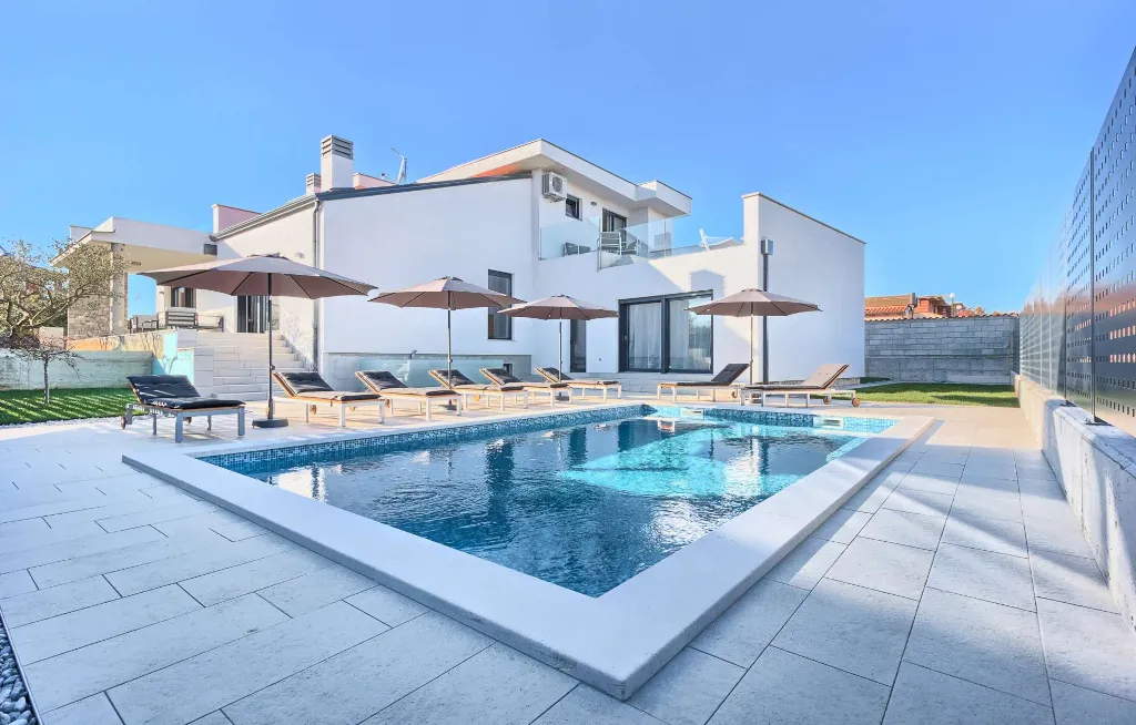 4-Bedroom Villa in Buje with Pool