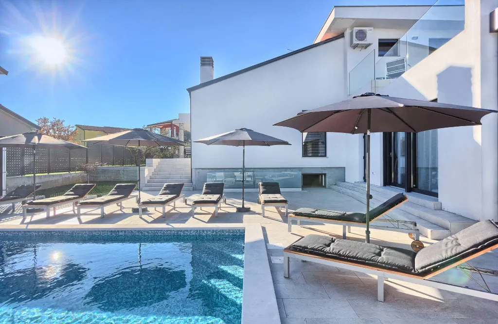 4-Bedroom Villa in Buje with Pool