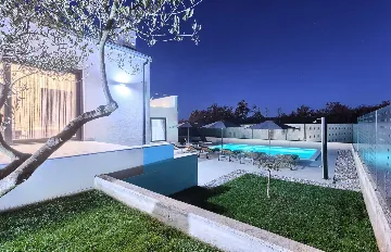 4-Bedroom Villa in Buje with Pool